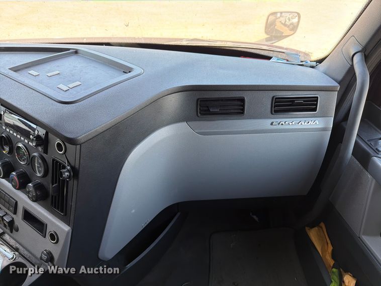 image for item YA4065 2022 Freightliner Cascadia 116 semi truck