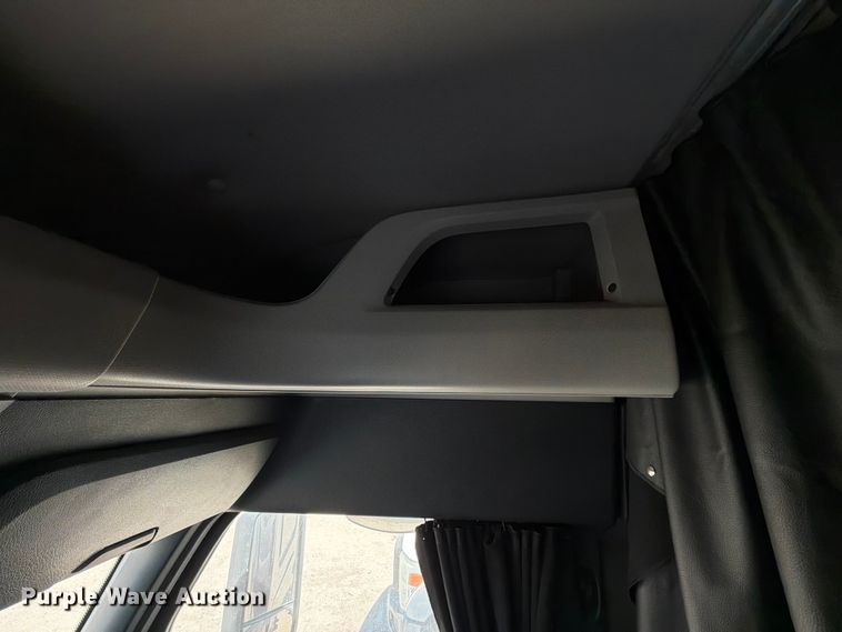 image for item YA4065 2022 Freightliner Cascadia 116 semi truck