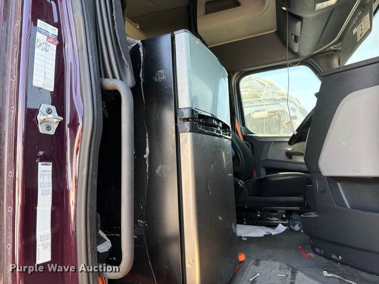 image for item YA4065 2022 Freightliner Cascadia 116 semi truck