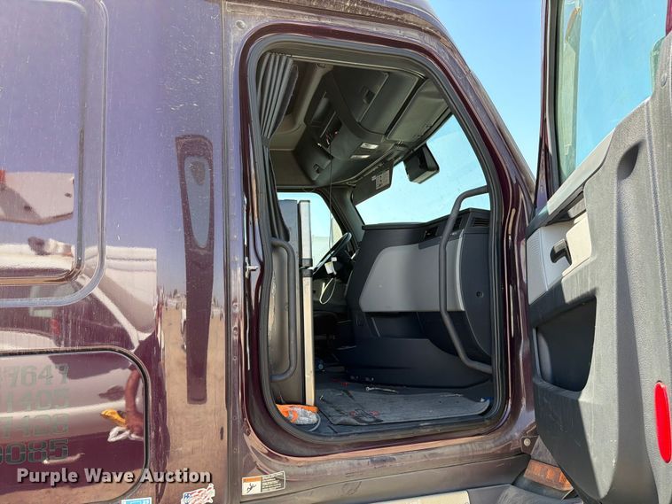 image for item YA4065 2022 Freightliner Cascadia 116 semi truck