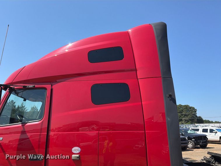 image for item YA4137 2022 Volvo VNL semi truck