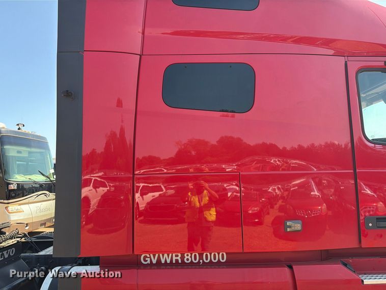 image for item YA4137 2022 Volvo VNL semi truck