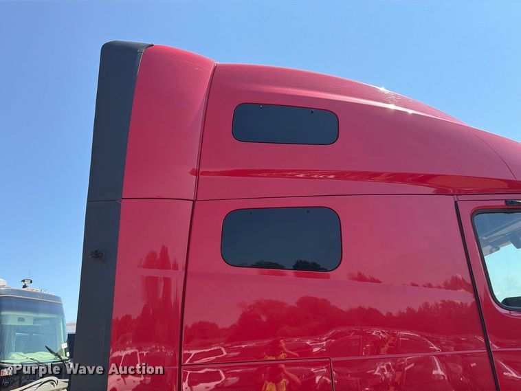 image for item YA4137 2022 Volvo VNL semi truck
