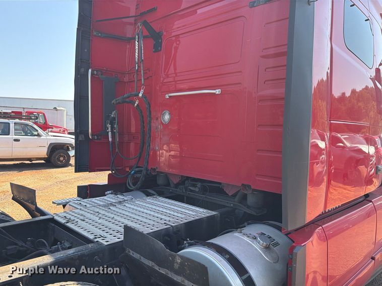 image for item YA4137 2022 Volvo VNL semi truck