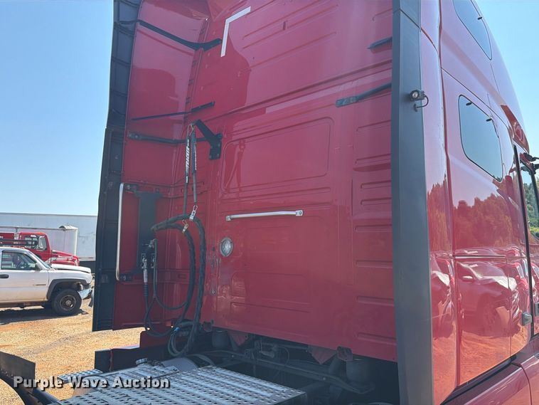 image for item YA4137 2022 Volvo VNL semi truck