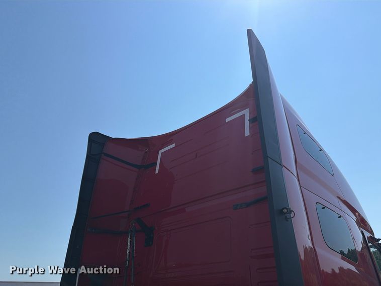image for item YA4137 2022 Volvo VNL semi truck