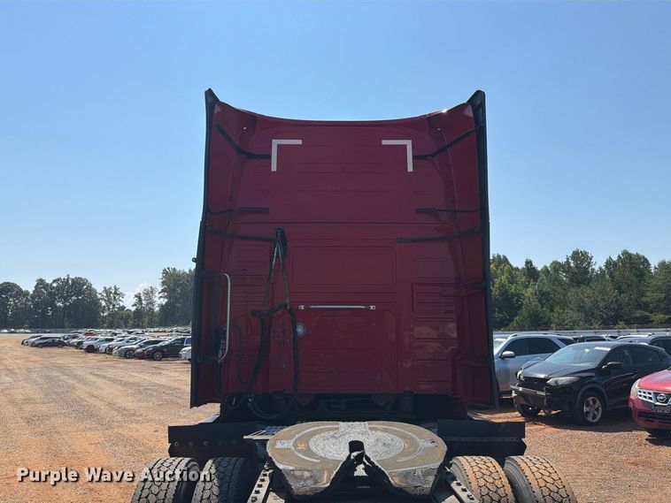 image for item YA4137 2022 Volvo VNL semi truck