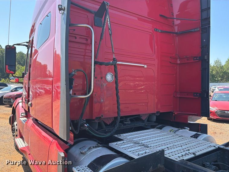 image for item YA4137 2022 Volvo VNL semi truck
