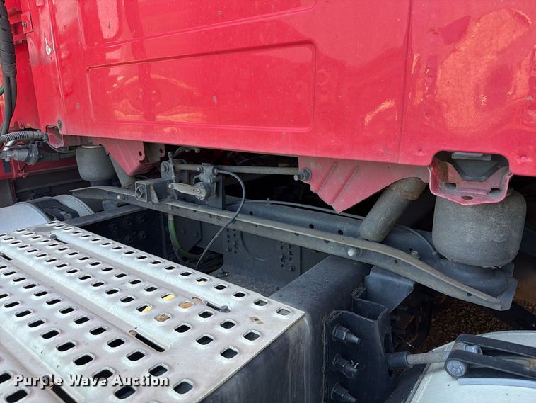 image for item YA4137 2022 Volvo VNL semi truck