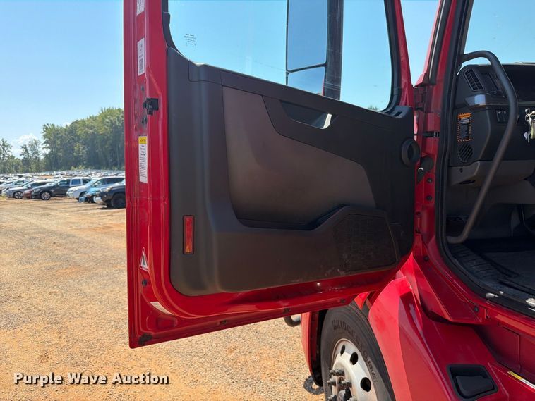 image for item YA4137 2022 Volvo VNL semi truck