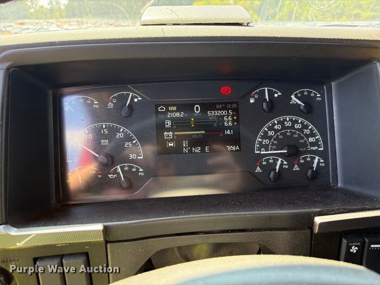 image for item YA4137 2022 Volvo VNL semi truck