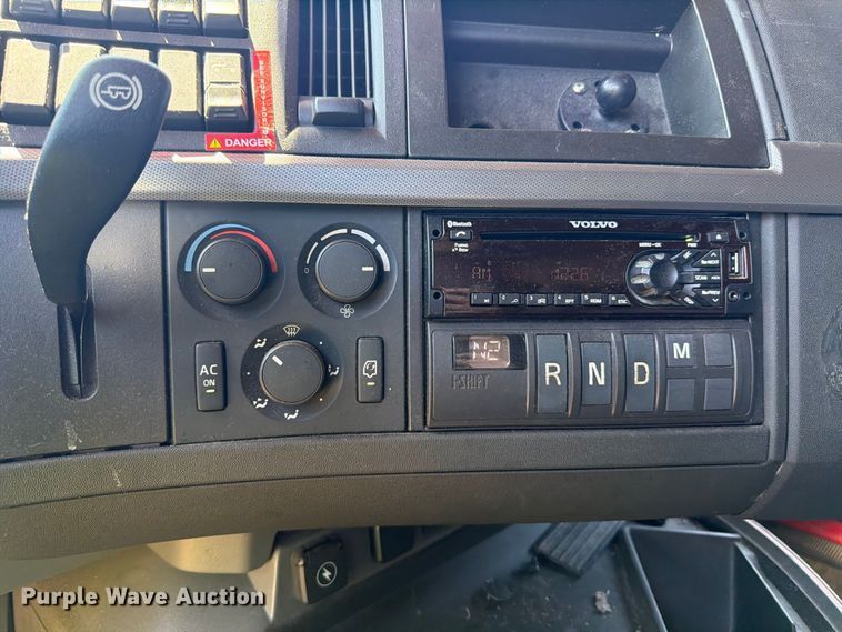 image for item YA4137 2022 Volvo VNL semi truck