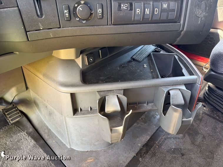 image for item YA4137 2022 Volvo VNL semi truck
