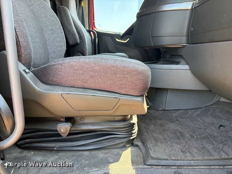 image for item YA4137 2022 Volvo VNL semi truck