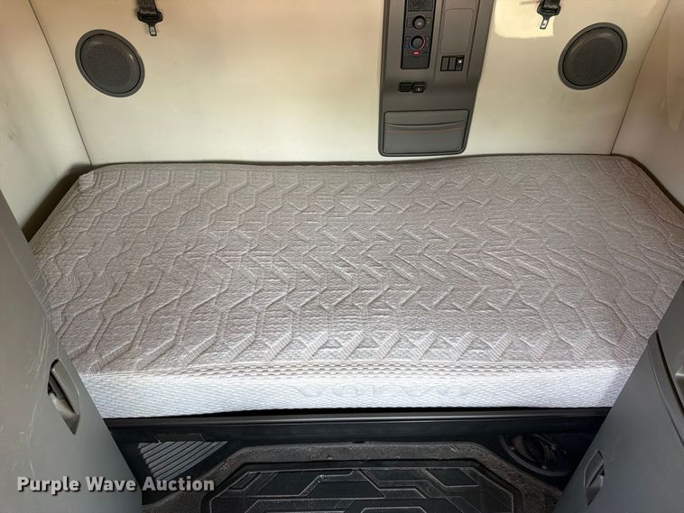 image for item YA4137 2022 Volvo VNL semi truck