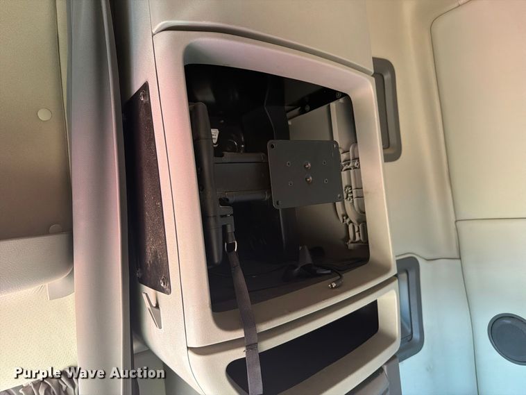 image for item YA4137 2022 Volvo VNL semi truck