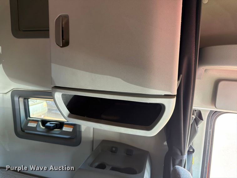 image for item YA4137 2022 Volvo VNL semi truck