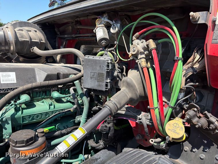 image for item YA4137 2022 Volvo VNL semi truck