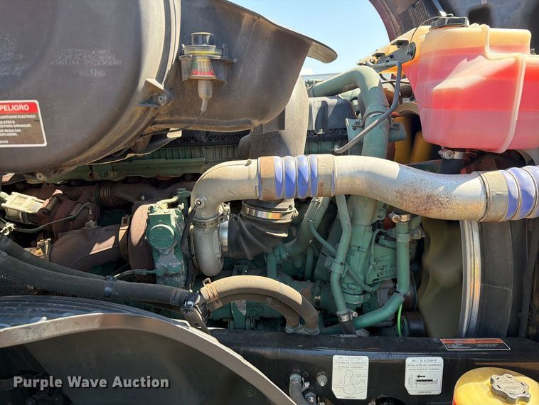 image for item YA4137 2022 Volvo VNL semi truck