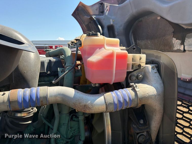 image for item YA4137 2022 Volvo VNL semi truck