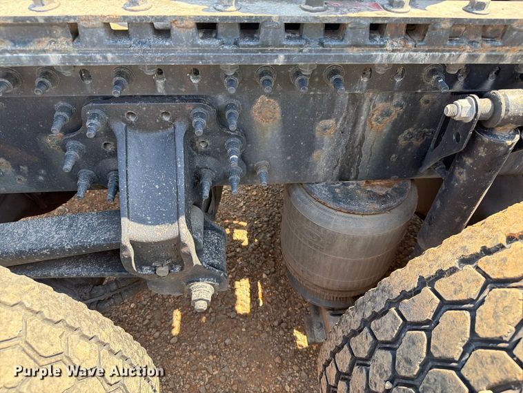image for item YA4137 2022 Volvo VNL semi truck
