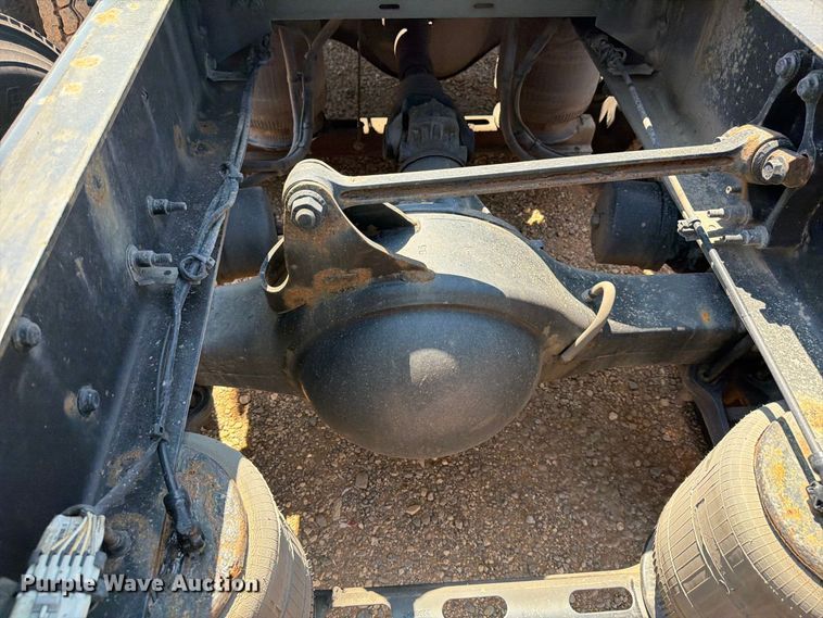 image for item YA4137 2022 Volvo VNL semi truck