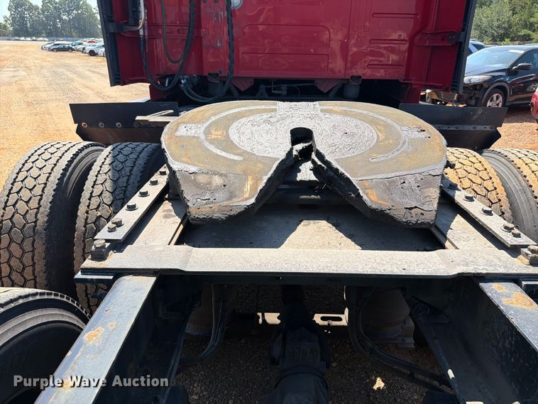 image for item YA4137 2022 Volvo VNL semi truck