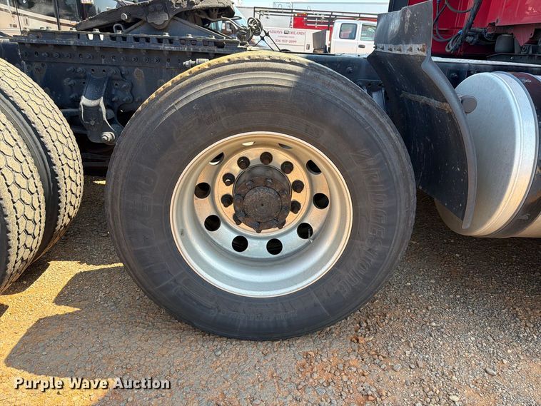 image for item YA4137 2022 Volvo VNL semi truck