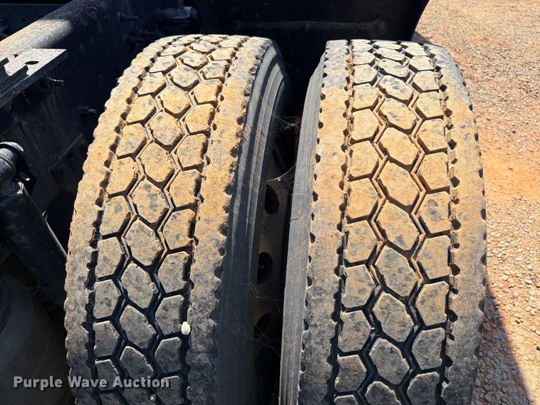 image for item YA4137 2022 Volvo VNL semi truck