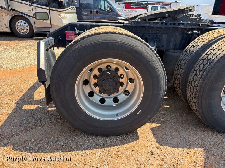 image for item YA4137 2022 Volvo VNL semi truck