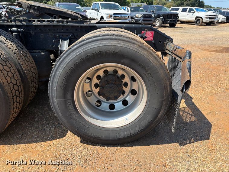 image for item YA4137 2022 Volvo VNL semi truck