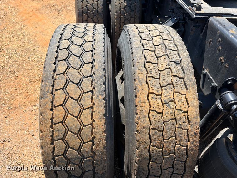 image for item YA4137 2022 Volvo VNL semi truck