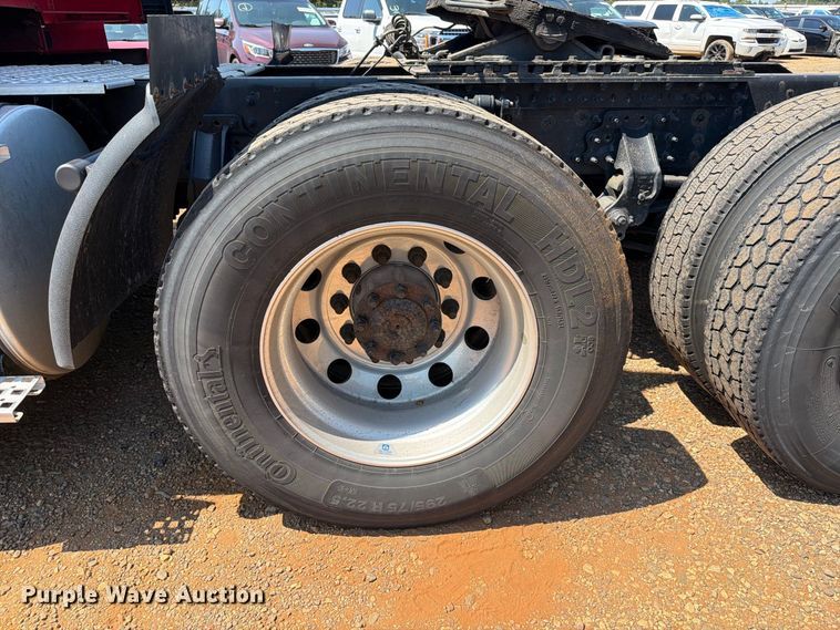 image for item YA4137 2022 Volvo VNL semi truck