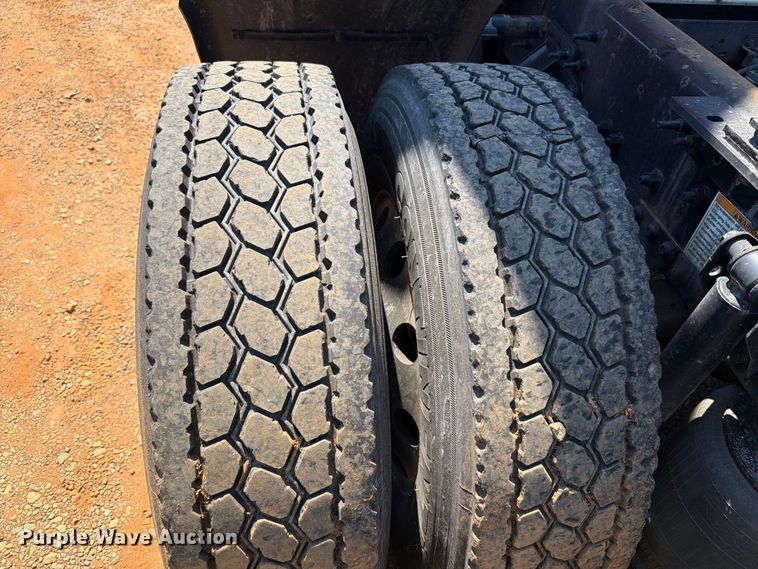 image for item YA4137 2022 Volvo VNL semi truck