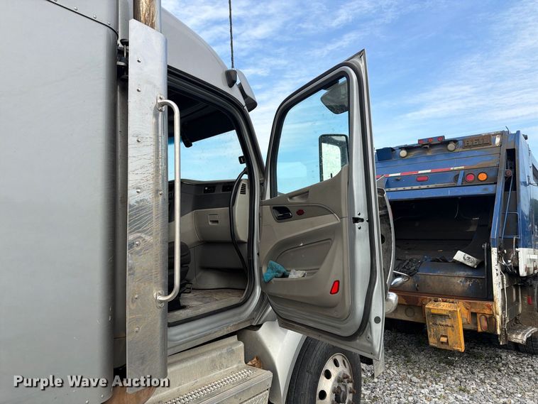 image for item YA4147 2021 Peterbilt 567 semi truck