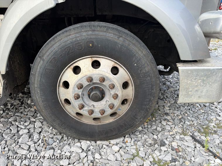 image for item YA4147 2021 Peterbilt 567 semi truck