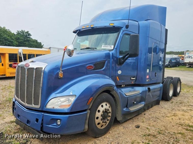 2017 Peterbilt 579 semi truck