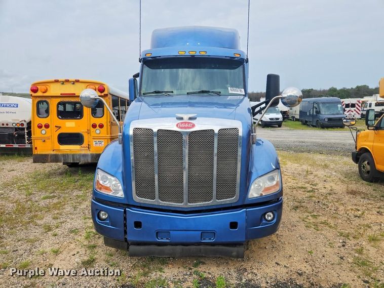 image for item YA4149 2017 Peterbilt 579 semi truck