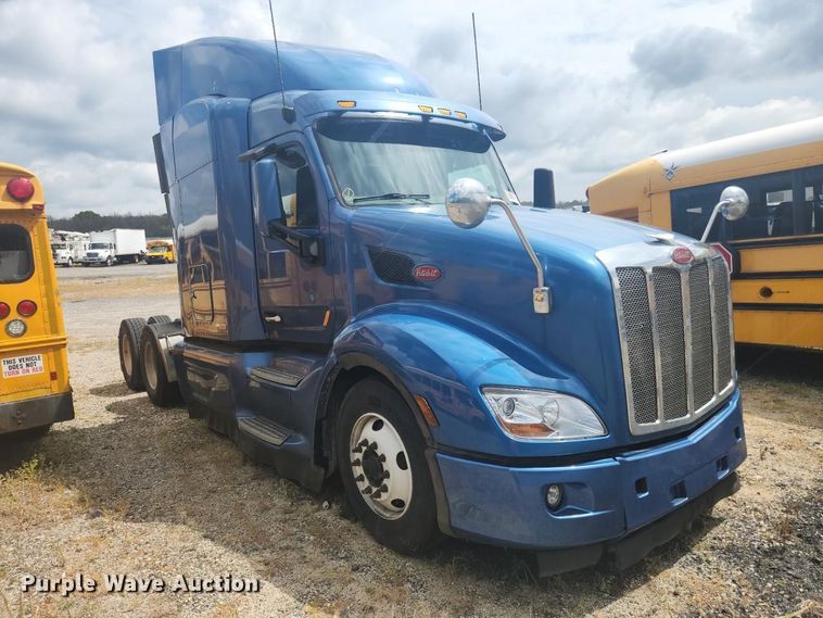 image for item YA4149 2017 Peterbilt 579 semi truck