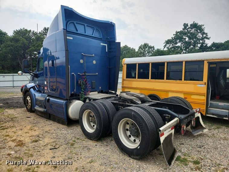 image for item YA4149 2017 Peterbilt 579 semi truck