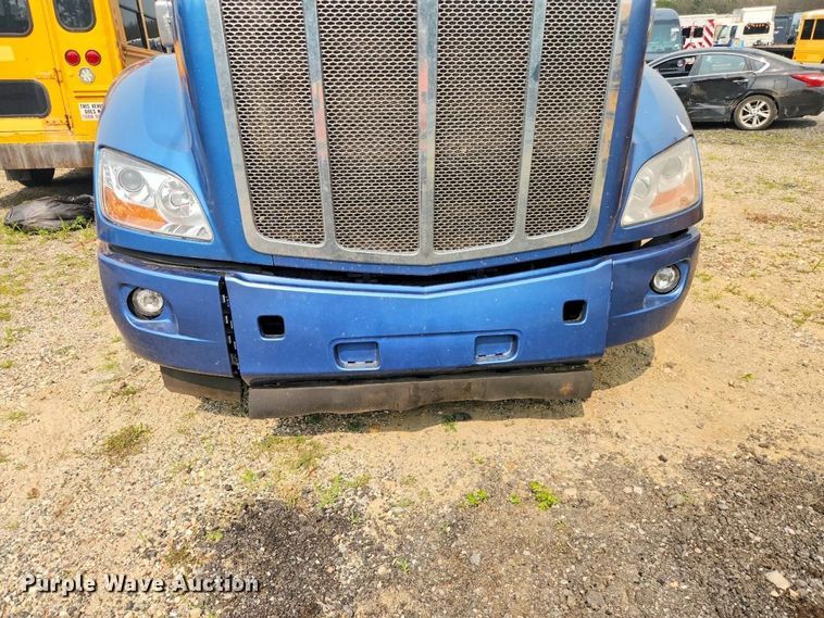 image for item YA4149 2017 Peterbilt 579 semi truck