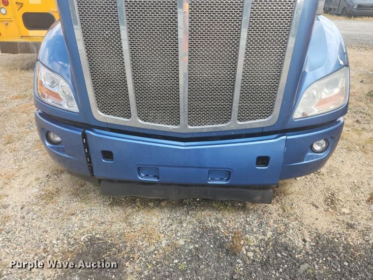 image for item YA4149 2017 Peterbilt 579 semi truck