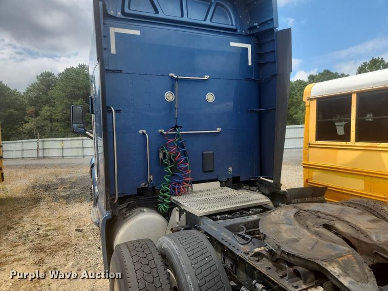 image for item YA4149 2017 Peterbilt 579 semi truck