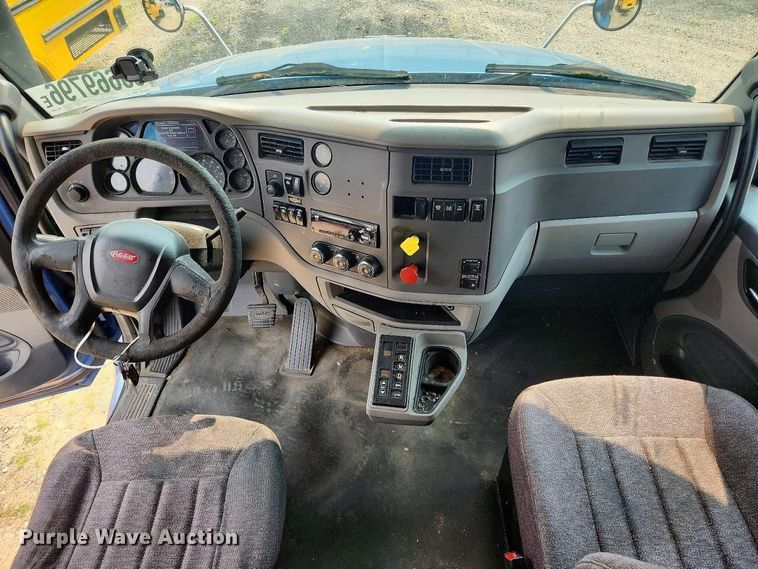 image for item YA4149 2017 Peterbilt 579 semi truck