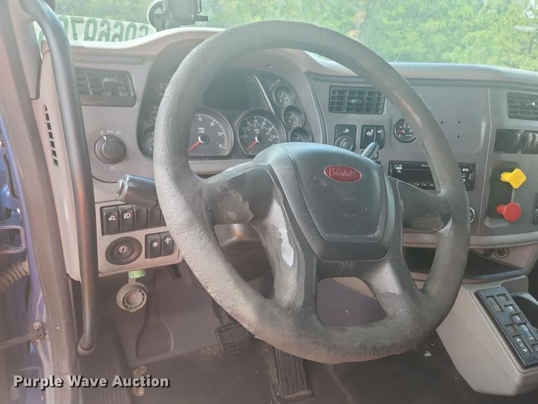 image for item YA4149 2017 Peterbilt 579 semi truck