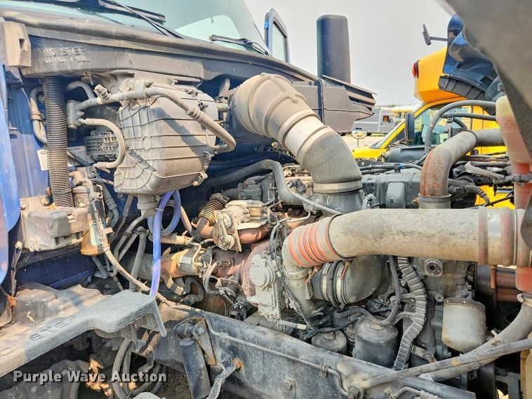 image for item YA4149 2017 Peterbilt 579 semi truck