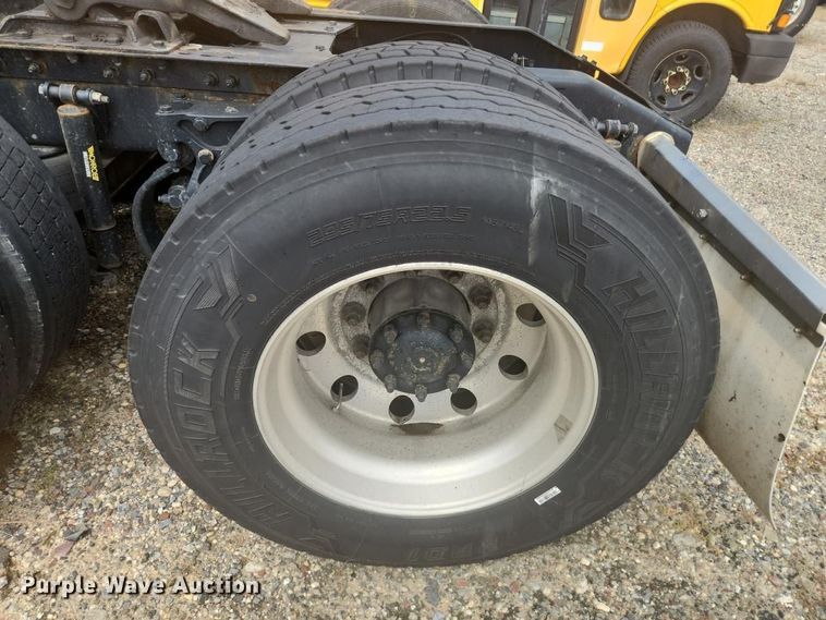 image for item YA4149 2017 Peterbilt 579 semi truck