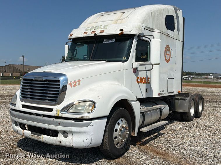 2013 Freightliner Columbia semi truck