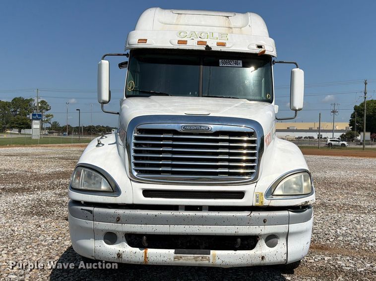 image for item YA4154 2013 Freightliner Columbia semi truck