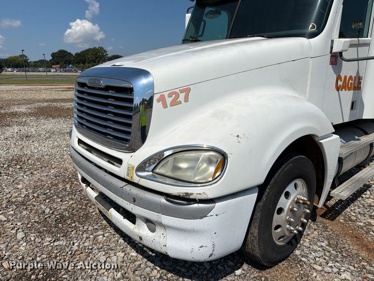 image for item YA4154 2013 Freightliner Columbia semi truck